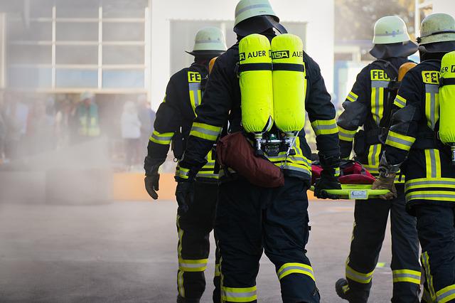 DISASTER PEOPLE FIREFIGHTERS