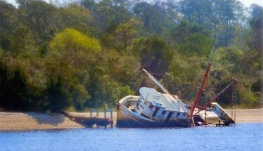 TRANSPORT DISASTER SINKING BOAT