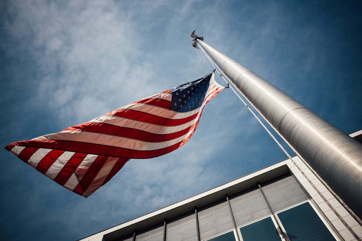 2048px-Flying_Half_Mast_Unsplash
