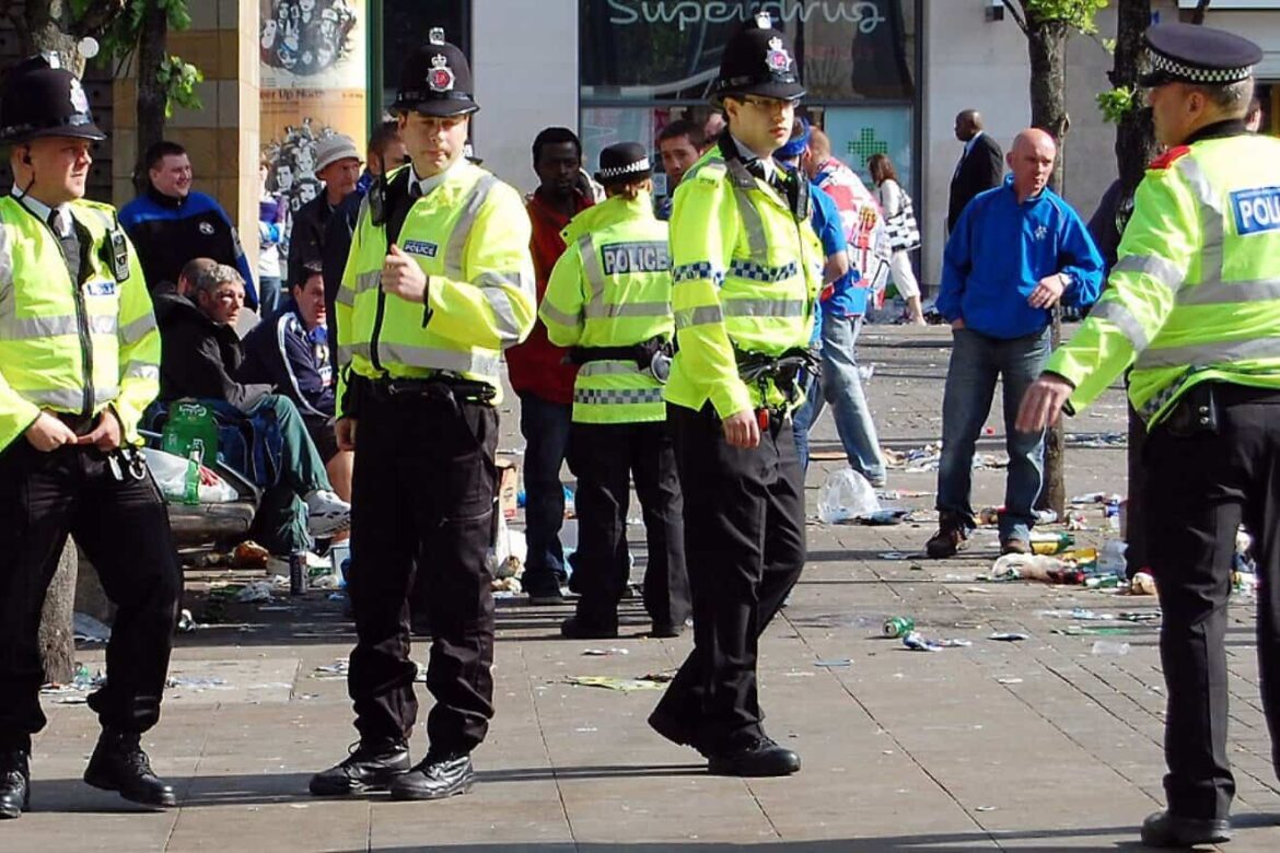 Greater-Manchester-Police-Officers-in-Piccadilly-Gardens-1320×880